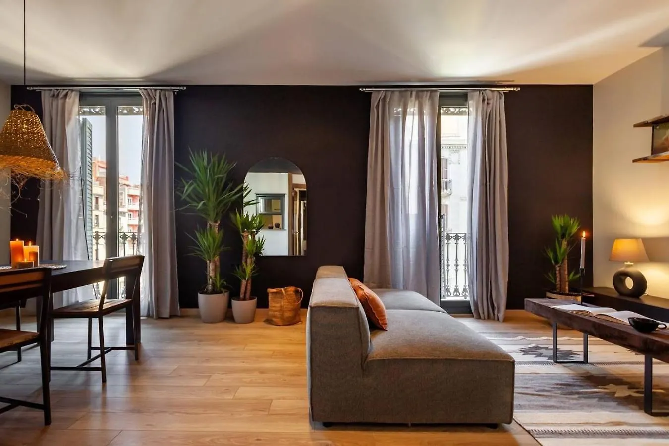 Hegra - 2 Bedrooms, Balcony In Eixample Esquerra Barcelona Spanien