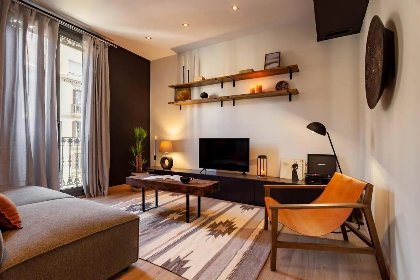 Hegra - 2 Bedrooms, Balcony In Eixample Esquerra Barcelona